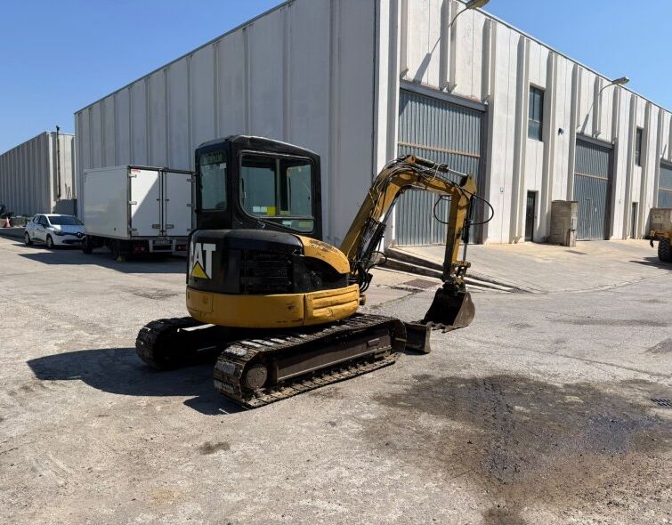 CATERPILLAR  304 **MINI EXCAVATOR**